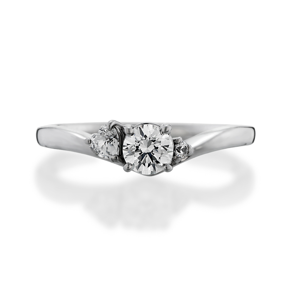 婚約指輪-人気のV字ラインに可愛いハートシェイプのダイヤを添えた