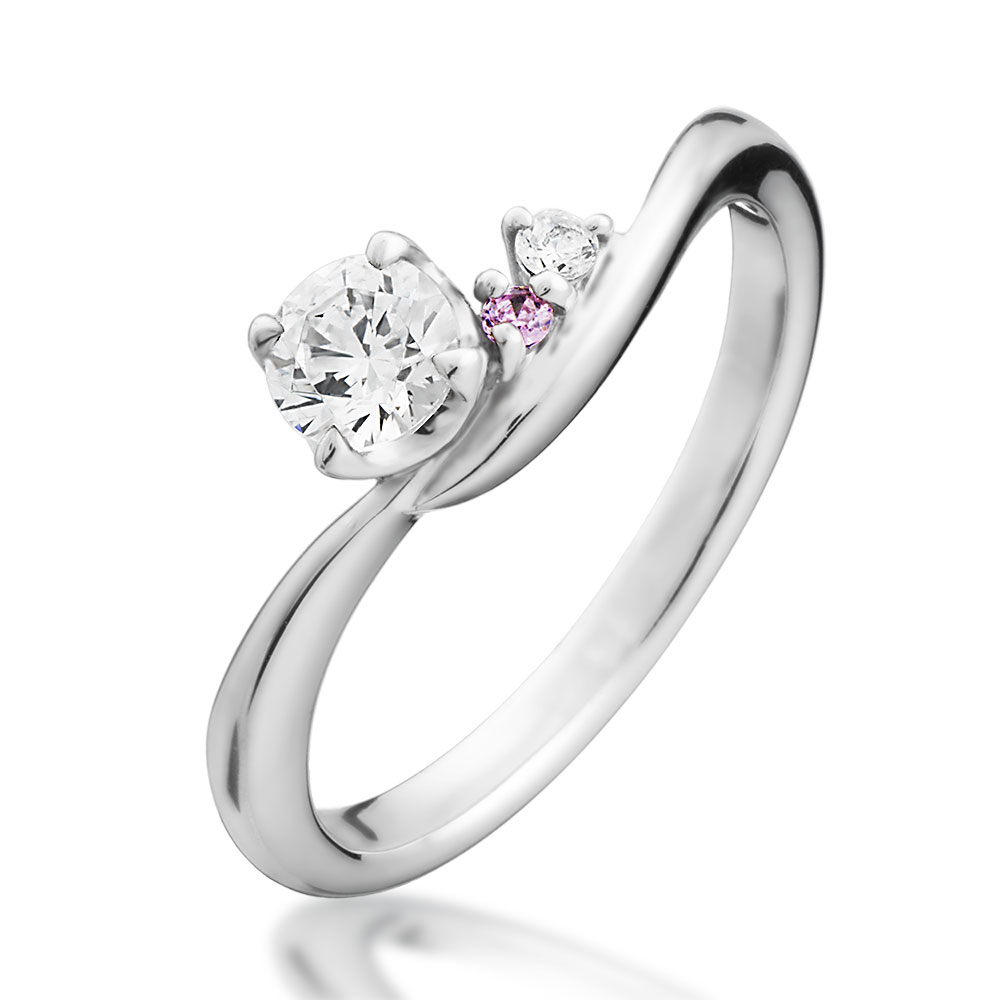 婚約指輪-アシンメトリーなV字にピンクダイヤを添えた3石輝くサイド