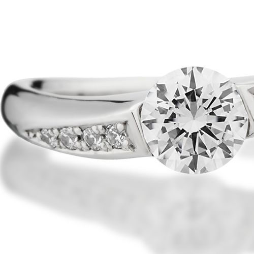 婚約指輪:厚みのあるS字のアームに中石を埋め込みダイヤを添えたリング