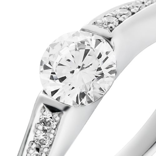婚約指輪:厚みのあるS字のアームに中石を埋め込みダイヤを添えたリング