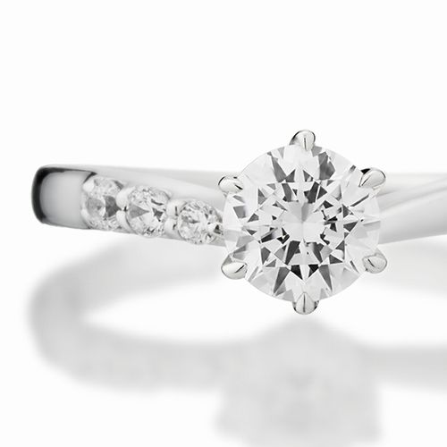 婚約指輪:シンプルなV字に3石のダイヤを添えたリング