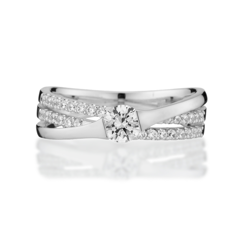 婚約指輪 3連リングのようなラインに中石のダイヤを埋め込んだモダンなリング 福岡の婚約指輪 結婚指輪 宝石 時計いのうえ