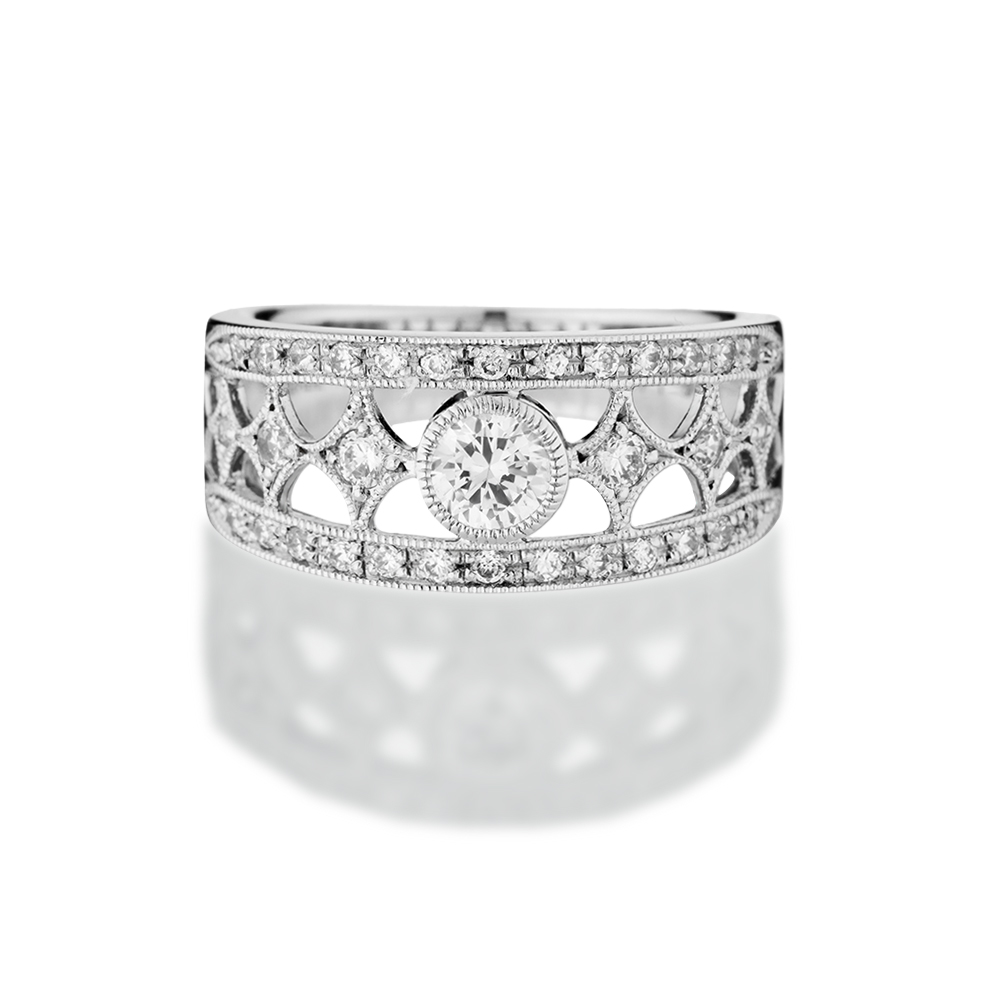 婚約指輪-ミル打ちと透かしがおりなす高貴な雰囲気が漂うアンティーク