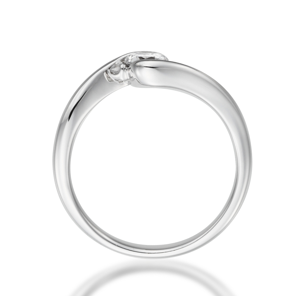 婚約指輪 手と手を合わせたように真ん中のダイヤモンドを守るように包み込んだリング 福岡の婚約指輪 結婚指輪 宝石 時計いのうえ